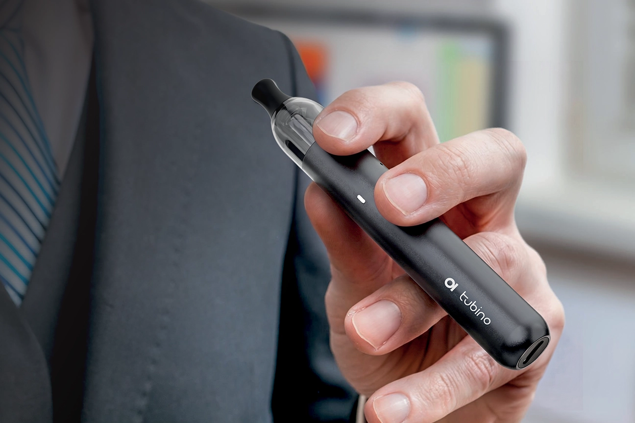18 × 18 mm profile. Disappears in any pocket, bag or palm. As discreet as you want. As beautiful as it needs to be.